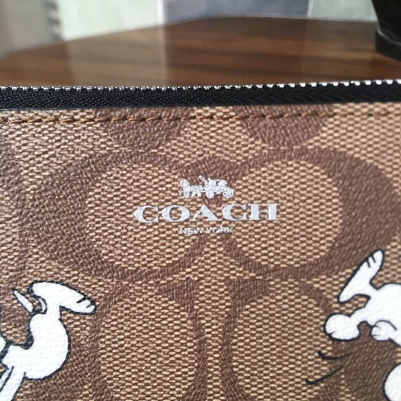 Coach X Peanuts Corner Zip Wristlet Wallet With Snoopy & Woodstock - Picture 6 of 10